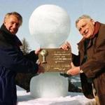 LON99:SPORT-ALPINE SKIING LANG:PARIS,22NOV99 - FILE PHOTO 22JAN97 - Alpine Skiing World Cup founders Serge Lang (R) of France and Bob Beattie of the United States pose in front of an ice sculpture symbolising the World Cup trophy, January 22, 1997 in Kitzbuehl, Austria. Lang died of a heart attack aged 79 on Sunday, the international ski federation said November 22. Lang came up with the idea of World Cup during a discussion with former U.S. ski team head coach Bob Beattie while waiting out a blizzard at the 1966 world championships in Portillo, Chile. clh/str REUTERS Merlin Photo